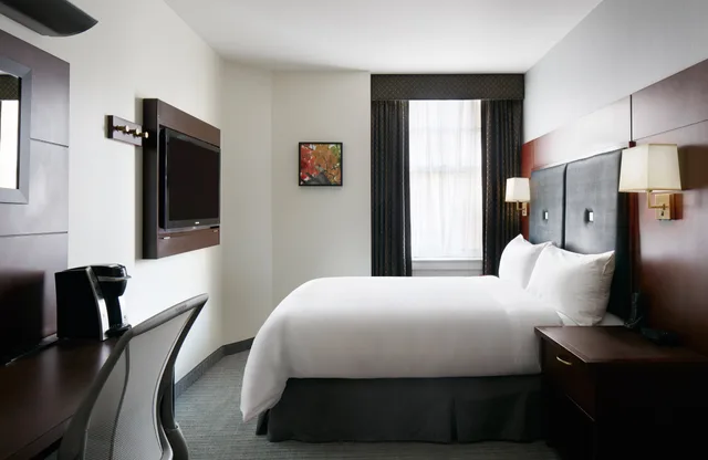 غرفة كلوب بسرير كينج، Club Quarters Hotel Downton Houston 1/2