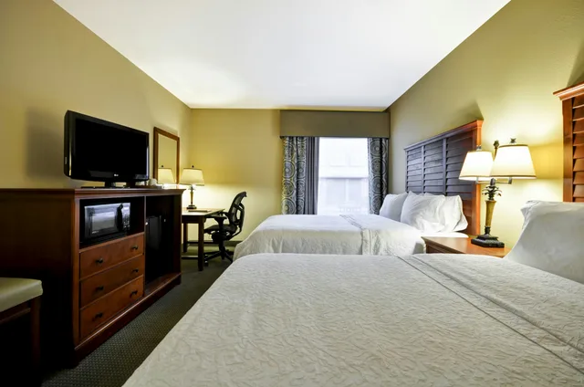 غرفة بسريرين كوين لذوي الإعاقة، Hampton Inn Suites Charleston 3/6
