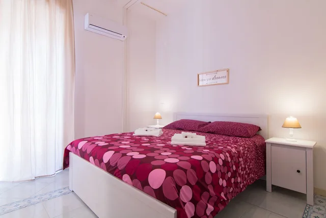 غرفة ديلوكس بسرير كوين، Maison Ortigia 1/3