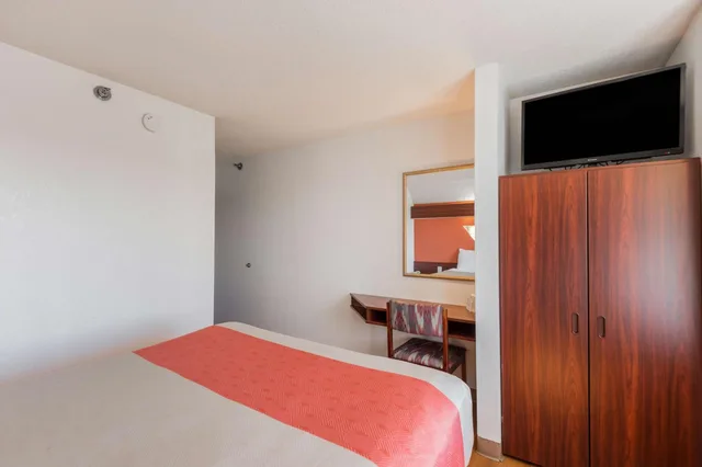 غرفة بسرير كوين للمدخنين لذوي الإعاقة، Motel6 Olathe, KS 1/7