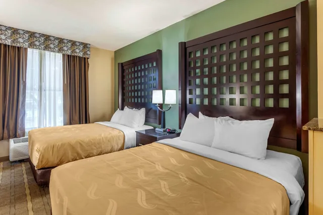 جناح بسريرين كوين مع أريكة، Quality Inn Suites Durant 2/10