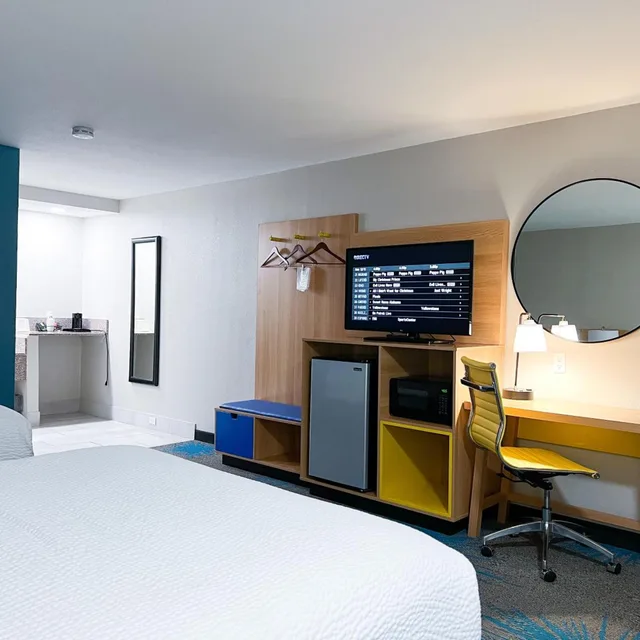 غرفة بسريرين كوين بحوض استحمام لذوي الإعاقة، Days Inn & Suites by Wyndham Santa Rosa 3/6