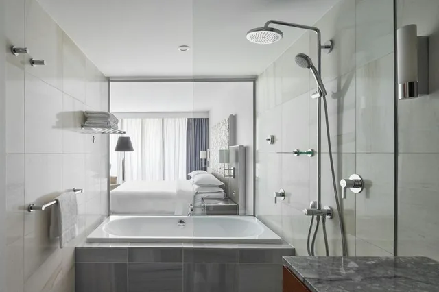 جناح تنفيذي ركني بسرير كينج بإطلالة على المدينة بشرفة في طابق مرتفع، Sheraton Melbourne Hotel 4/4
