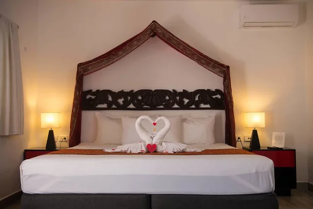 جناح شهر العسل بسرير كينج بإطلالة على الفناء مع أريكة بمطبخ صغير، Ocean Zen Suites 1/4