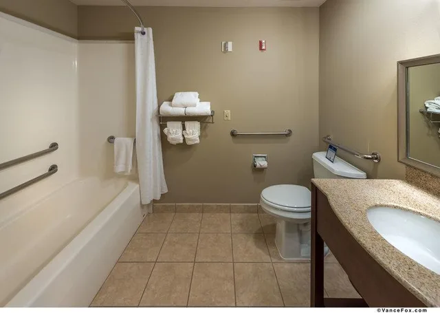 غرفة بسرير كوين بحوض استحمام لذوي الإعاقة، Best Western Plus Pioneer Park Inn 2/3