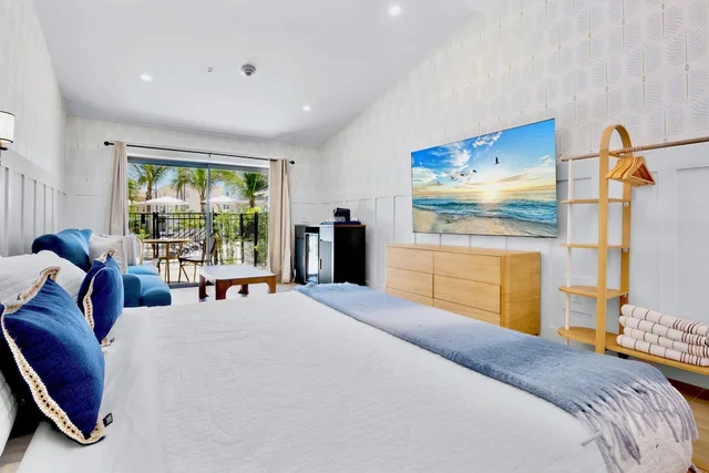غرفة بسرير كينج بإطلالة على المسبح بشرفة، Tropic Isle Beach Resort 4/10