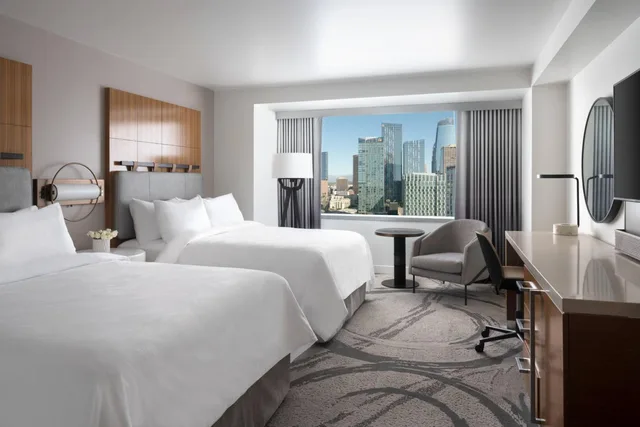 غرفة بسريرين كوين بإطلالة على المدينة بحوض استحمام لذوي الإعاقة، Jw Marriott Los Angeles L A Live 2/8