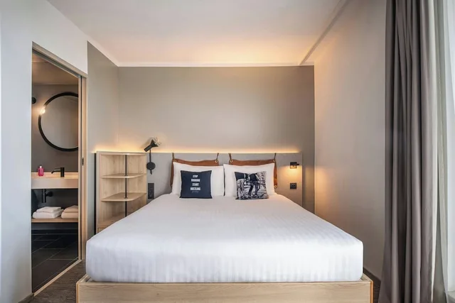 غرفة بسرير كوين مع أريكة، Moxy Bordeaux Hotel 1/4