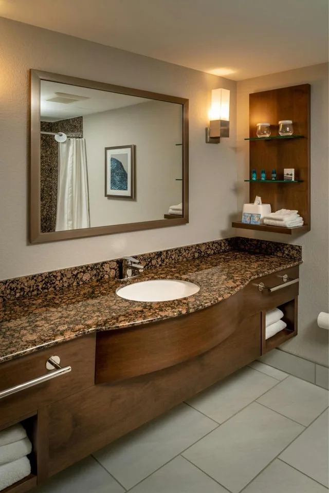 غرفة بسرير كوين مع أريكة لذوي الإعاقة، Delta Hotels By Marriott Huntington Mall 5/6