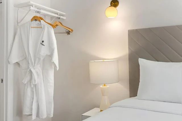 غرفة بسرير كينج بغرفتي نوم، The Garden Hotel and Resort 9/9