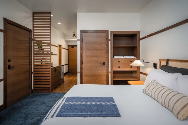 Junior, Deluxe, Lodge, King Bed, Mountain View, Accessible، Juniper Preserve 1/4