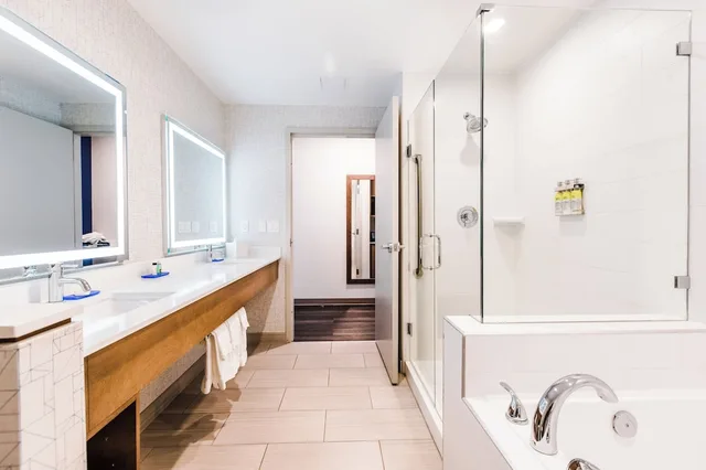 جناح بسرير كينج بحوض جاكوزي، HOLIDAY INN EXPRESS & SUITES WEST EDMONTON-MALL AREA 8/9