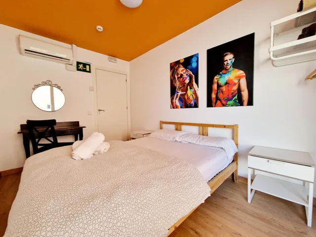 غرفة بسريرين منفصلين بحمام مشترك، Arc House Hostel 1/3