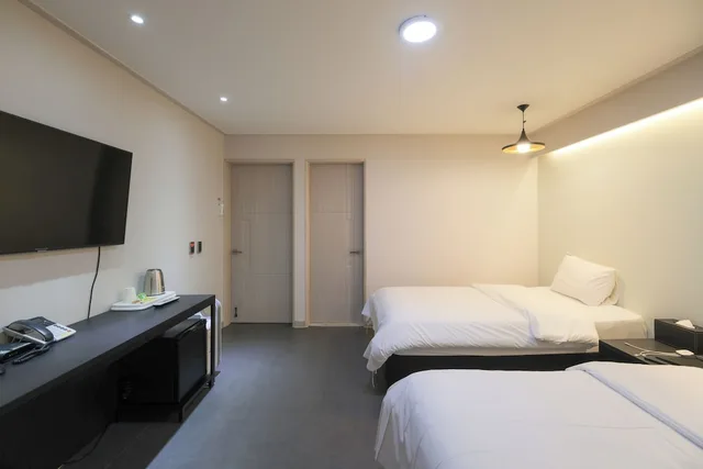 غرفة بسرير كوين وسرير فردي، Vip Hotel Mok-Po 1/4
