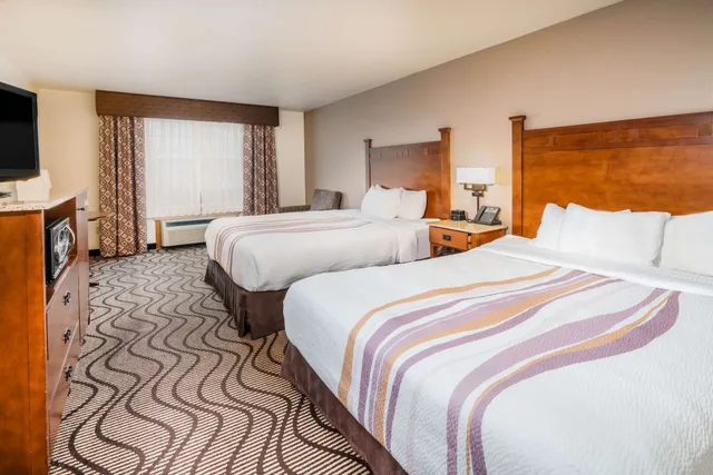 غرفة قياسية بسريرين كوين بإطلالة على النهر بشرفة، Best Western Plus Riverfront Hotel And Suites 2/10