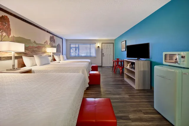 room, multiple beds، Expedition Lodge 1/4
