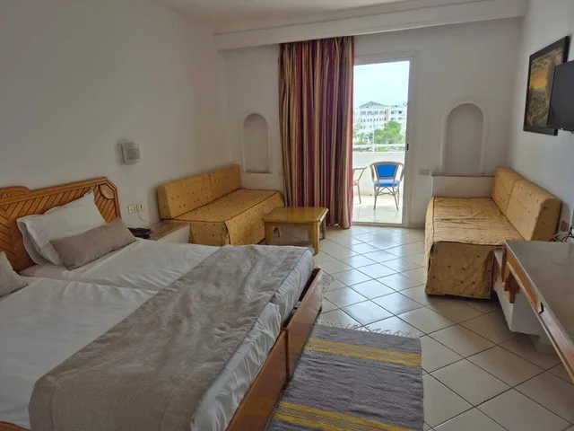 غرفة قياسية رباعية بسرير مزدوج وسريرين منفصلين، Hotel Golf Residence 2/10