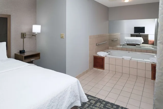 غرفة بسرير كينج مع أريكة بحوض جاكوزي، Hampton Inn North Sioux City 5/6