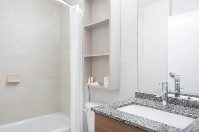 جناح بسرير كوين مع أريكة، Microtel Inn And Suites Gardendale 3/4