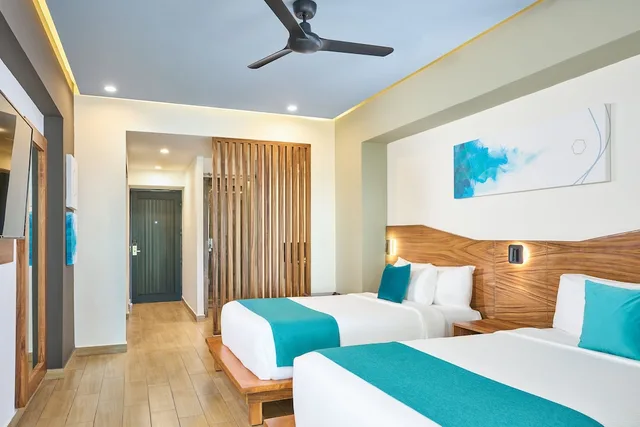 Deluxe, 2 Double Beds, Partial Lagoon View، Cristalino Lagoon Front Hotel, Restaurant & Spa 2/4