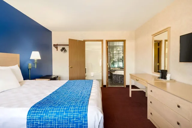 غرفة بسرير كينج لذوي الإعاقة، Travelodge by Wyndham Niagara Falls 2/6