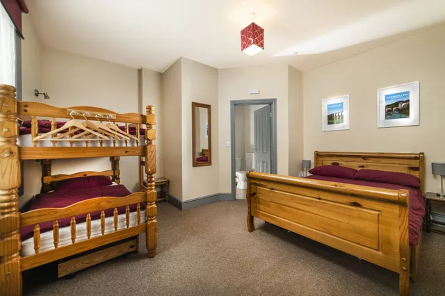 Deluxe, Suite, 1 Double and 2 Bunk Beds، Llangollen Hostel 1/2