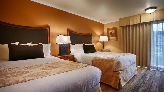 غرفة قياسية بسريرين كوين بشرفة، Best Western Plus Royal Oak Hotel 4/8