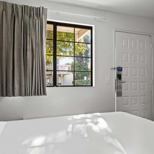 1 Queen Bed - ADA/RI Shower/Micfridge، Motel6 San Luis Obispo, CA - South 10/10