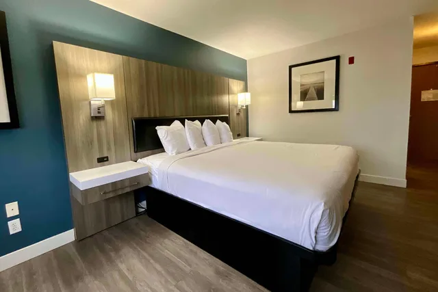 Junior Suite, King Bed, Baymont by Wyndham Kent/Seattle 3/4