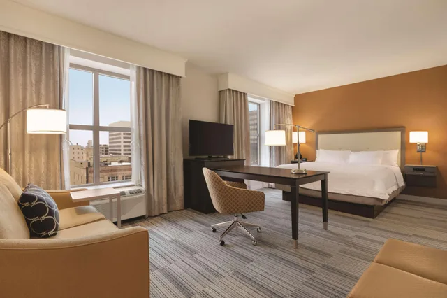 غرفة بسرير كينج مع أريكة لذوي الإعاقة، Hampton Inn And Suites Roanoke-Downtown 2/2