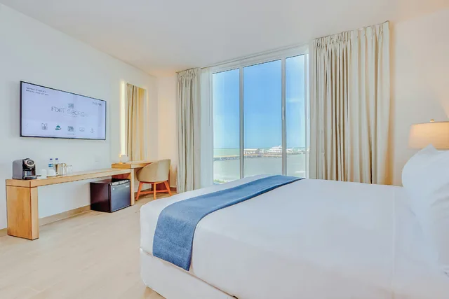 غرفة بريميوم بسرير كينج بإطلالة على البحر، Fort George Hotel And Spa 3/6