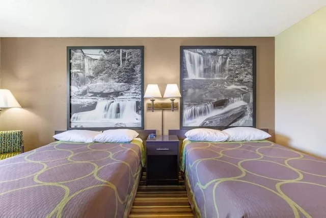 غرفة بسريرين مزدوجين، Super 8 by Wyndham Weston WV 1/4