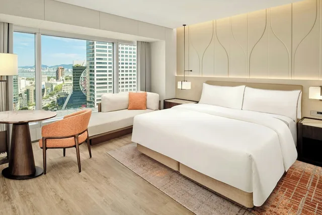 غرفة بسرير كينج مع دخول صالة النادي، The Westin Seoul Parnas 5/8