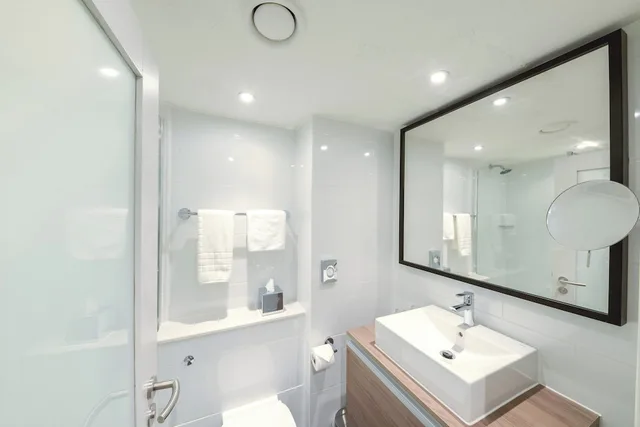 غرفة بريميوم بسرير كينج بإطلالة على البحر مع دخول صالة النادي، Crowne Plaza Plymouth, an IHG Hotel 4/5