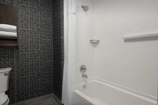 جناح بسريرين كوين بغرفة نوم واحدة مع أريكة، Homewood Suites By Hilton San Antonio-Riverwalk/Downtown 5/8
