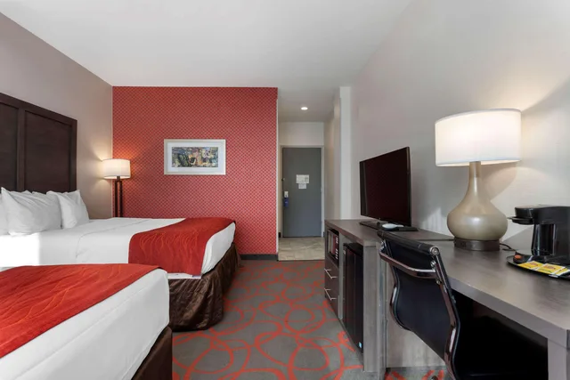 غرفة بسريرين كوين، Comfort Inn And Suites Near Stadium 4/5