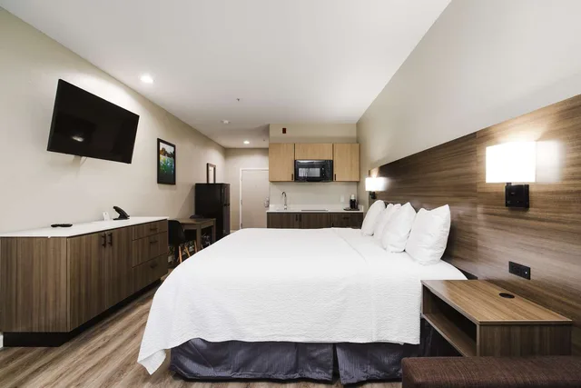 غرفة بسرير كينج بمطبخ صغير، SureStay Studio by Best Western Conroe Downtown 2/8