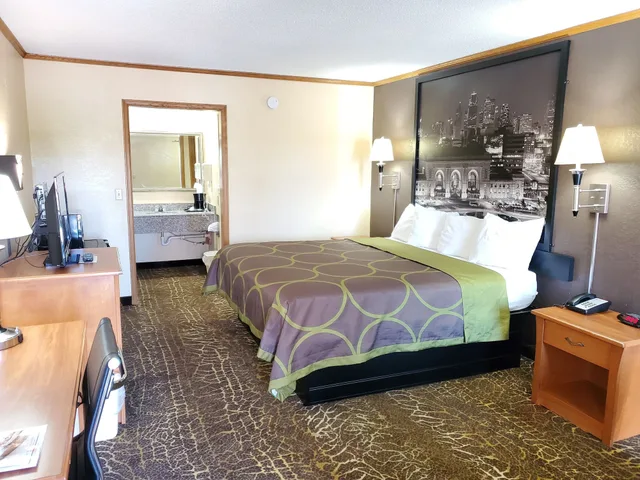 غرفة قياسية بسرير كينج للمدخنين، Super 8 By Wyndham Kansas City Airport 2/5