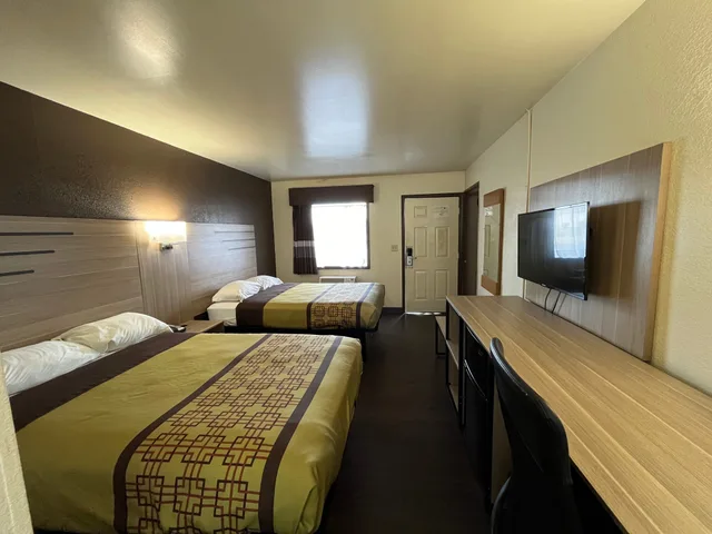 Room, 2 Double Beds, Budget Inn Nassawadox Hwy 13 3/5