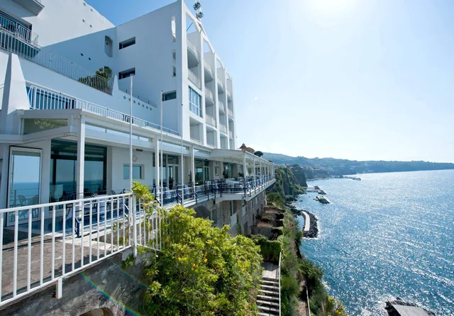 جناح جونيور بسرير كينج بإطلالة على البحر بشرفة مع أريكة، Parco Dei Principi Sorrento Hotel 1/3