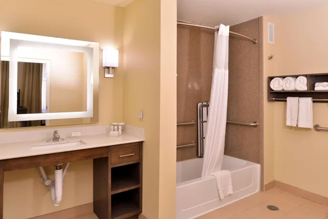 جناح بسرير كينج مع أريكة لذوي الإعاقة، Homewood Suites by Hilton Houma LA 3/4