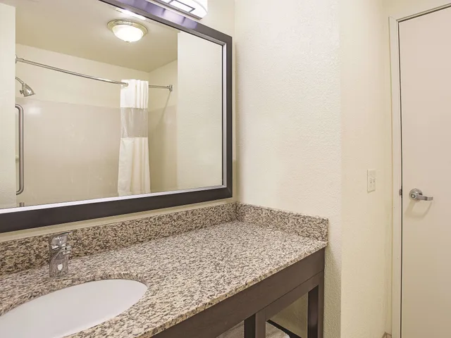غرفة بسرير كوين، La Quinta Inn & Suites by Wyndham Central Point - Medford 2/2