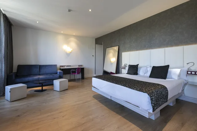 جناح جونيور بسرير مزدوج بإطلالة على المدينة بشرفة مع أريكة، PETIT PALACE SANTA BARBARA 2/6