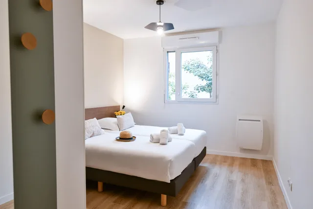 غرفة بسرير كوين مع أريكة، Comfort Aparthotel Versailles St Cyr l Ecole 3/10