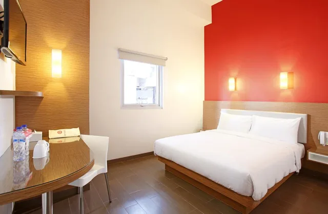Standard, Queen Bed, Amaris Teuku Umar 2/3