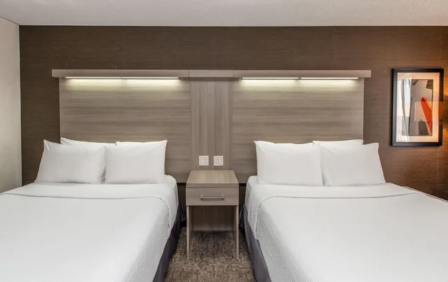 Coast, 2 Queen Beds, Village Park Inn Calgary 3/6