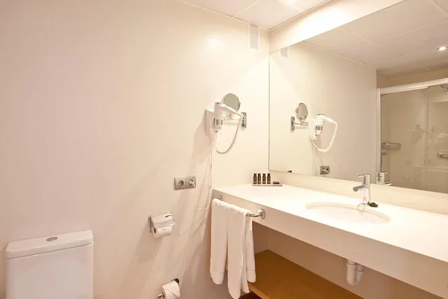 شقة بريميوم بسريرين منفصلين بإطلالة على البحر مع أريكة، Ponent Mar Aparthotel 5/5