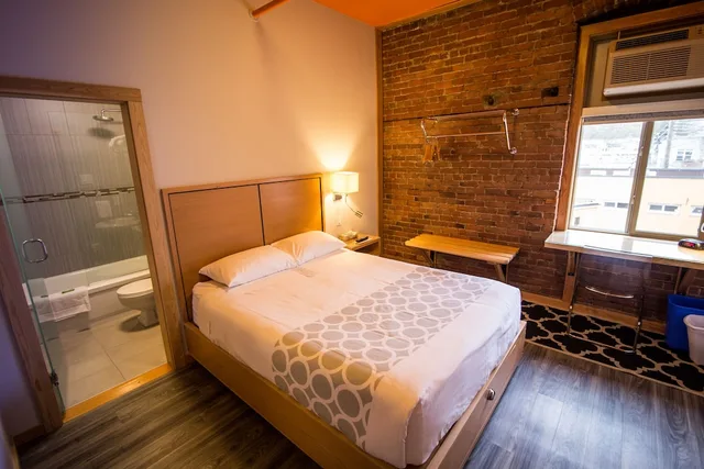 غرفة اقتصادية بسرير كوين، The Adventure Hotel 1/3