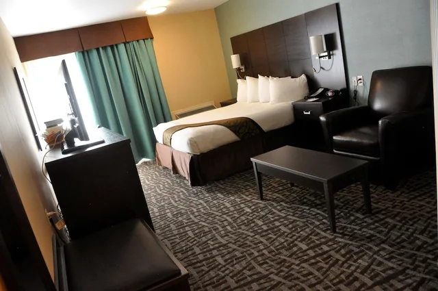 Standard, Queen Bed, Accessible, Best Western Plus Barrie 3/4
