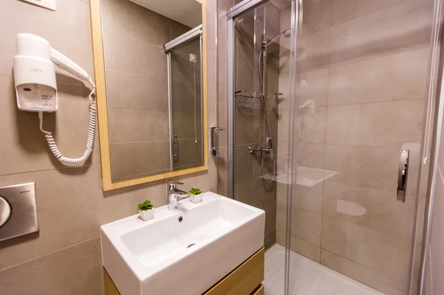 غرفة سوبيريور بسرير كوين بإطلالة على البحر بشرفة بغرفة نوم واحدة، Hotel Crikvenica 1/2